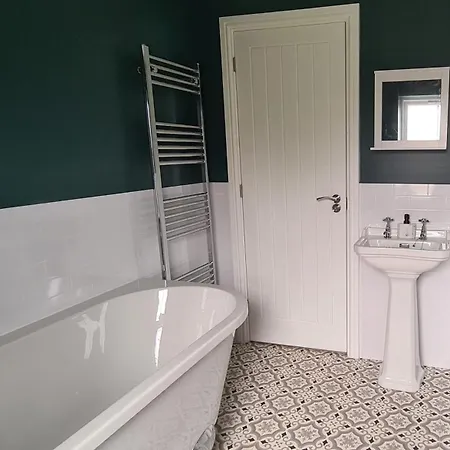 Cosy Yet Spacious, 3Br, Parking, Village Location Озуэстри Экстерьер фото