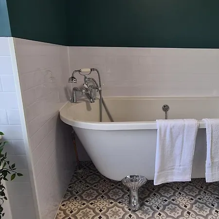 Cosy Yet Spacious, 3Br, Parking, Village Location Озуэстри Экстерьер фото