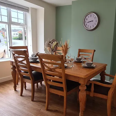 Cosy Yet Spacious, 3Br, Parking, Village Location Озуэстри Экстерьер фото