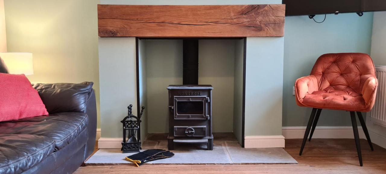 Cosy Yet Spacious, 3br, Parking, Village Location Holiday home Oswestry