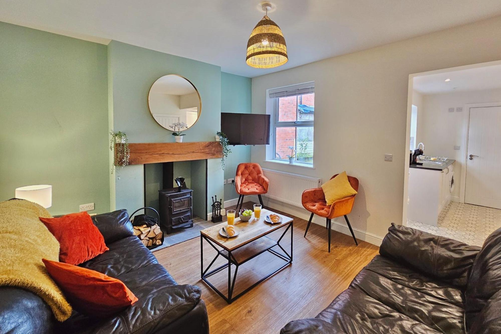 Cosy Yet Spacious, 3br, Parking, Village Location Holiday home Oswestry