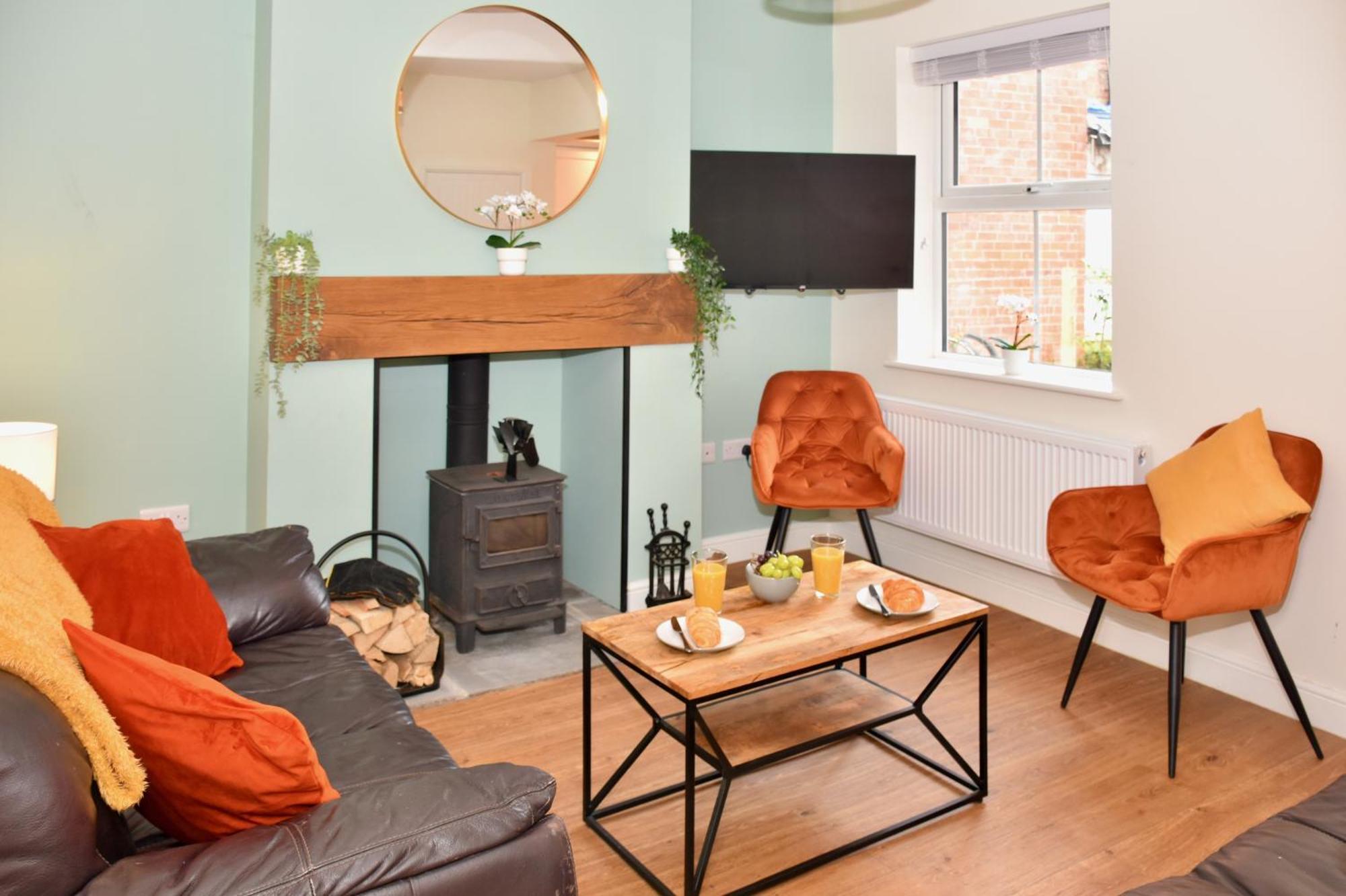 Cosy Yet Spacious, 3br, Parking, Village Location Holiday home