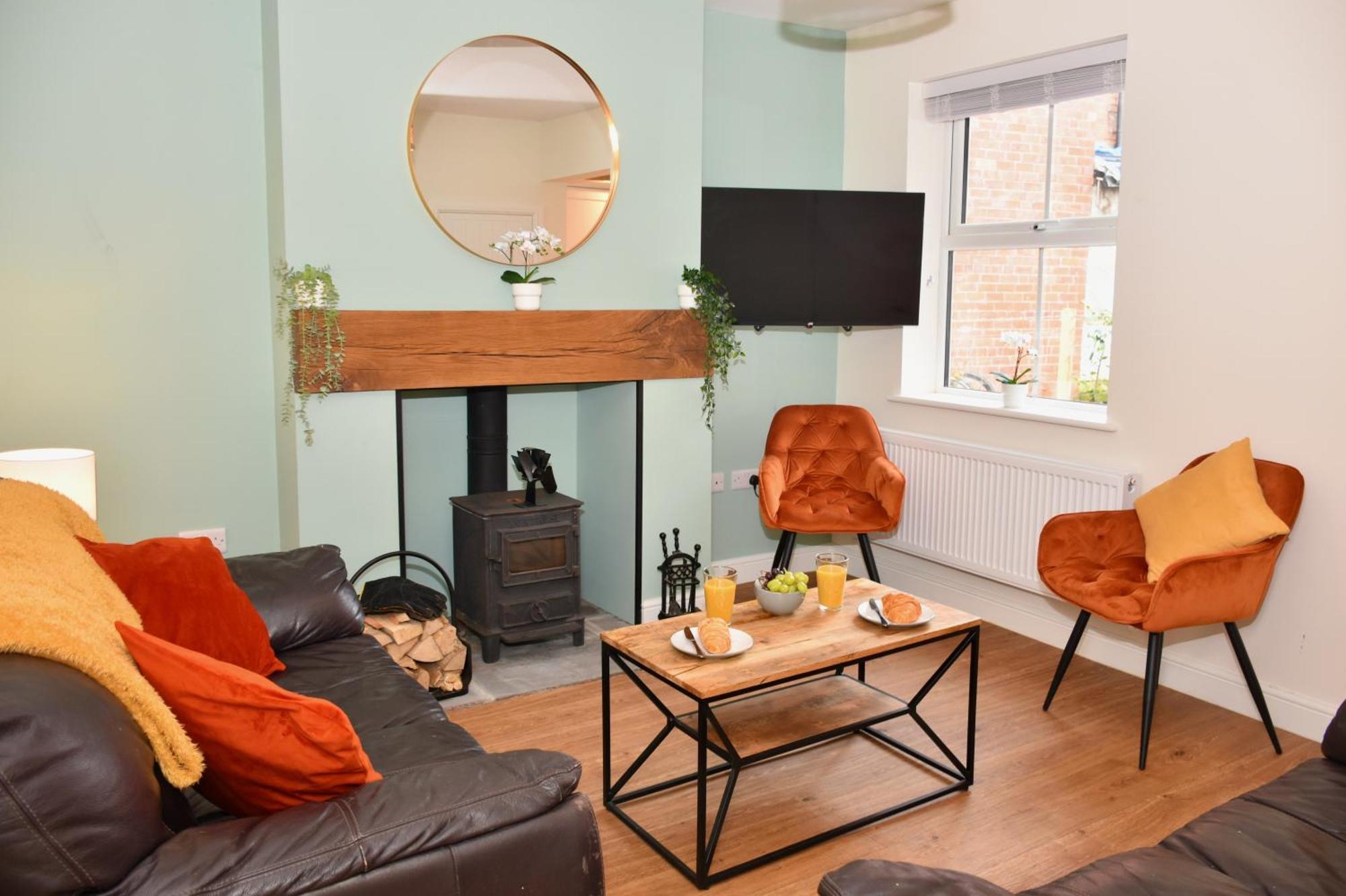 Cosy Yet Spacious, 3br, Parking, Village Location Holiday home *